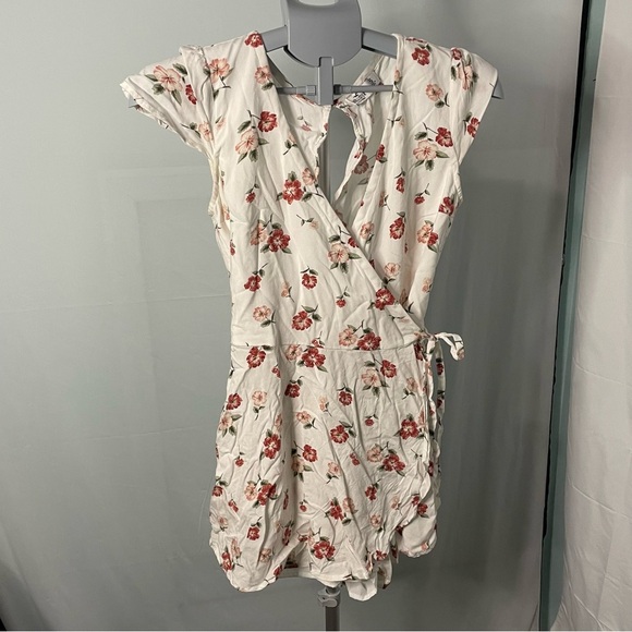 Hollister floral romper size small‎ - Picture 1 of 9